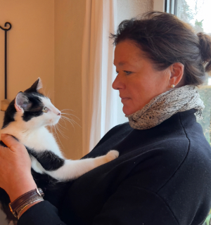 Cordula Bieber mit Katze Sammy auf dem Arm
